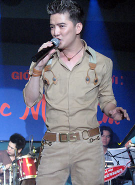 Đàm Vĩnh Hưng hát phục vụ sinh viên